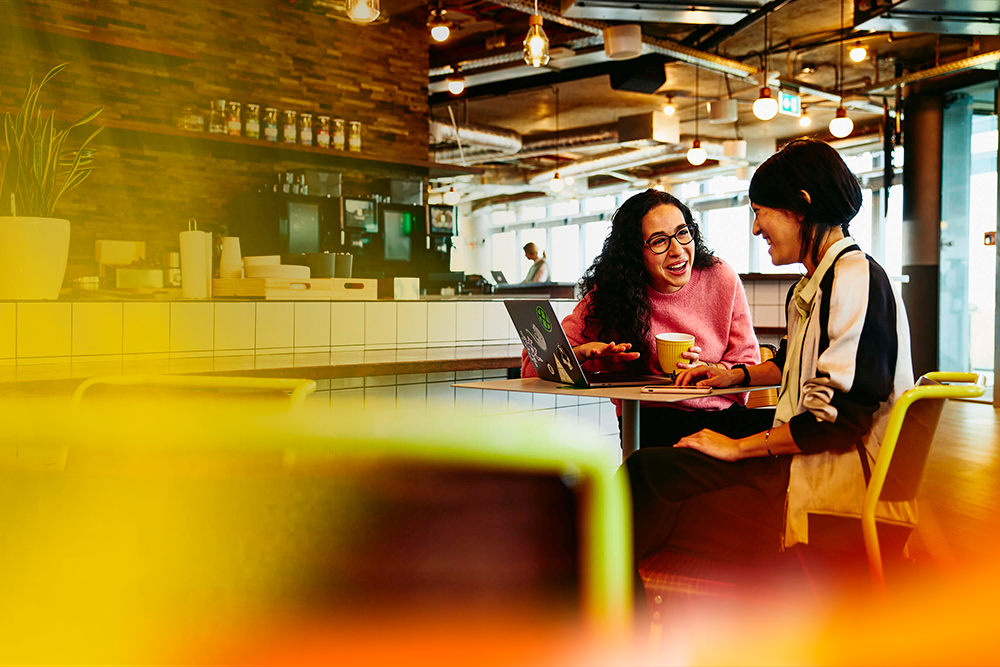 dos mujeres en un restaurante