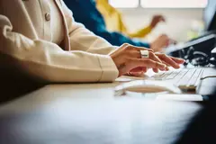manos escribiendo en el teclado