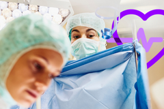 doctoras operando en una sala