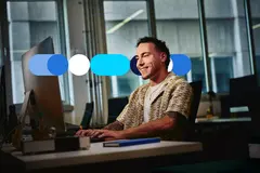 Hombre sentado frente al computador