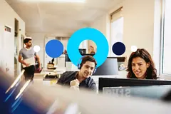 Hombre y Mujer viendo la computadora