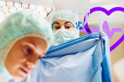 doctoras operando en una sala