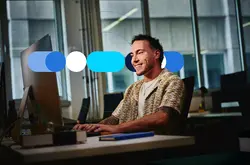 Hombre sentado frente al computador
