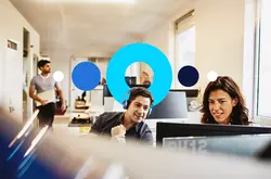 Hombre y Mujer viendo la computadora