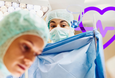 doctoras operando en una sala