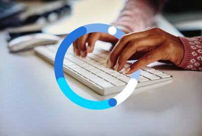 Mujer escribiendo en teclado