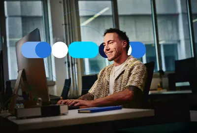 Hombre sentado frente al computador