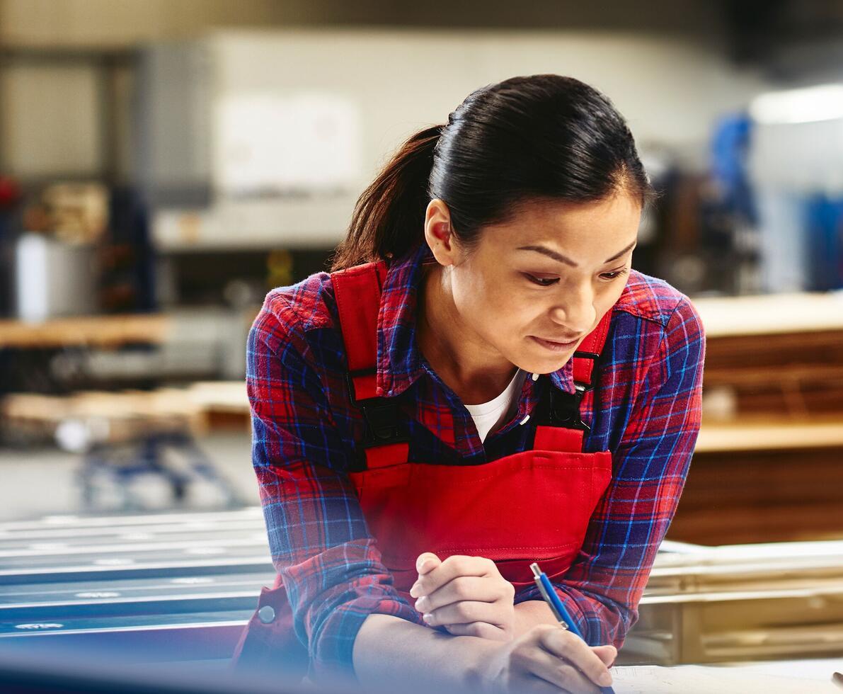 mujer trabajando en manufactura